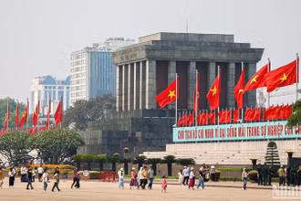 Từ sáng sớm, nhiều người dân, khách tham quan đã đến Quảng trường Ba Đình để chứng kiến Lễ thượng cờ trang nghiêm và xúc động trước Lăng Chủ tịch Hồ Chí Minh.