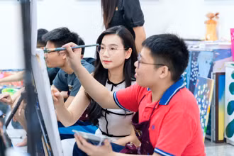 Nhiều năm qua, Lương Giang đã gieo hy vọng cho hàng trăm trẻ tự kỷ qua các dự án hội họa phi lợi nhuận để trẻ được học vẽ hoàn toàn miễn phí.