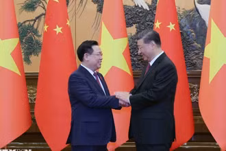 Chủ tịch Quốc hội Vương Đình Huệ hội kiến Tổng Bí thư, Chủ tịch nước Trung Quốc Tập Cận Bình tại Đại lễ đường Nhân dân, Thủ đô Bắc Kinh, Trung Quốc. Ảnh: TTXVN