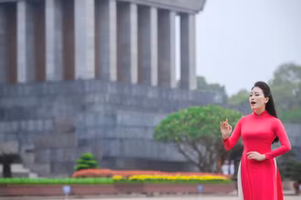 Sao Mai Huyền Trang phát hành MV mang tên “Nợ ân tình để tìm hình của nước”.