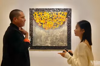Họa sĩ Nguyễn Hóa chia sẻ về nguồn cảm hứng thực hiện triển lãm "Lối gió đường mây". (Ảnh: NGỌC KHÁNH)