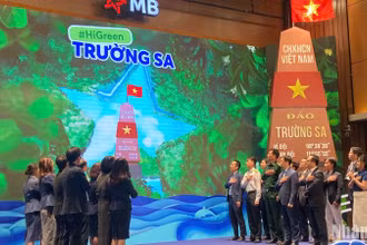 Khoảnh khắc phát động chương trình "HiGreen Trường Sa", trồng một triệu cây xanh cho Trường Sa thân yêu.