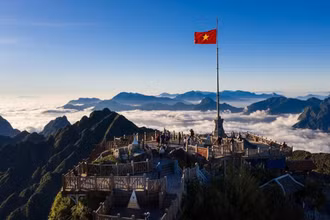 Mùa săn mây ở Fansipan thu hút đông đảo những người yêu du ngoạn từ khắp nơi trên thế giới.
