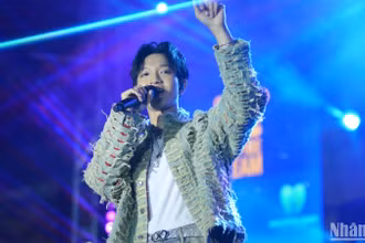 Ca sĩ Hoàng Dũng biểu diễn tại đêm nhạc Lê Quý Đôn Music Festival 2025.