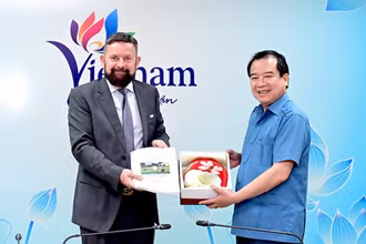 Phó Cục trưởng Du lịch quốc gia Việt Nam Hà Văn Siêu và Trưởng đại diện Văn phòng châu Á-Thái Bình Dương của OIF Edgar Doerig trao quà lưu niệm. (Ảnh: TITC)