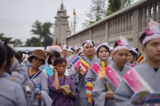 Dòng người xếp hàng dài từ cổng vào bên trong chùa Thanh Tâm. (Ảnh: TTXVN)