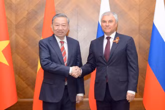 Tổng Bí thư Tô Lâm và Chủ tịch Duma Quốc gia (Hạ viện) Liên bang Nga Vyacheslav Volodin. (Ảnh: TTXVN)