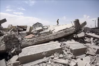 Cảnh đổ nát sau cuộc không kích tại Sanaa, Yemen, ngày 27/4/2025. (Ảnh: THX/TTXVN)