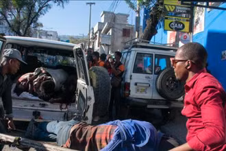 Chuyển thi thể nạn nhân trong một vụ bạo lực băng nhóm ở Pétionville, Port-au-Prince, Haiti, ngày 18/3/2024. Ảnh: TTXVN