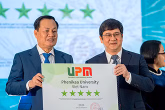 Đại diện Trường đại học Phenikaa, GS, TS Phạm Thành Huy nhận chứng nhận 5 sao UPM từ GS, TS Nguyễn Hữu Đức, Chủ tịch sáng lập UPM, Nguyên Phó Giám đốc Đại học Quốc gia Hà Nội.