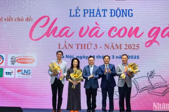 Nhà báo Lê Quốc Minh, Ủy viên Trung ương Đảng, Tổng Biên tập Báo Nhân Dân, Phó Trưởng Ban Tuyên giáo và Dân vận Trung ương, Chủ tịch Hội Nhà báo Việt Nam tặng hoa cho các giám khảo Cuộc thi.