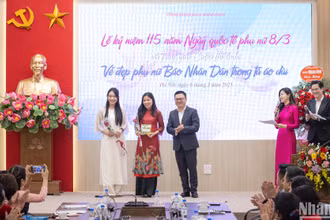 Tổng Biên tập Lê Quốc Minh trao giải Đặc biệt Cuộc thi “Vẻ đẹp phụ nữ Báo Nhân Dân trong tà áo dài”. (Ảnh: SƠN TÙNG)