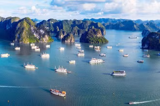Vịnh Hạ Long được đánh giá là một trong những địa điểm du lịch an toàn nhất Việt Nam. (Ảnh: TTXVN)