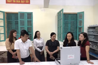 Đoàn giám sát của Hội đồng nhân dân tỉnh Bắc Kạn giám sát việc quản lý trang thiết bị trường học tại thành phố Bắc Kạn. (Ảnh: HUY NHÂN)