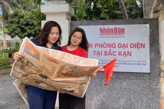 Checkin với phụ san đặc biệt trước cổng Văn phòng đại diện Báo Nhân Dân tại Bắc Kạn. (Ảnh: HOÀNG XUÂN, Sở Y tế Bắc Kạn)