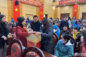 Đồng chí Bùi Thị Minh Hoài trao quà Tết tặng đoàn viên công đoàn có hoàn cảnh khó khăn của thành phố Bắc Kạn.