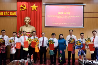 Lãnh đạo tỉnh Bắc Kạn tặng hoa chúc mừng các cán bộ được luân chuyển, bổ nhiệm đợt này. (Ảnh: TUẤN SƠN)