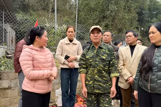 Lãnh đạo Ủy ban Mặt trận Tổ quốc Việt Nam tỉnh Bắc Kạn kiểm tra, nắm nhu cầu xóa nhà tạm tại huyện Na Rì. (Ảnh: HƯƠNG LAN)
