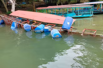 Cây cầu phao sau khi bị nghiêng, lật. (Ảnh: NGUYỄN HOÀNG)