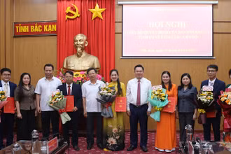 Lãnh đạo tỉnh Bắc Kạn tặng hoa chúc mừng các cán bộ được luân chuyển, bổ nhiệm. 