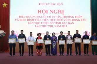 Lãnh đạo tỉnh Bắc Kạn trao Bằng khen tặng cho người có uy tín, trưởng thôn, điển hình tiên tiến. (Ảnh: TUẤN SƠN)