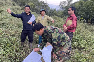 Cán bộ huyện Ba Bể thống kê, kiểm đếm đất đai, tài sản của người dân để giải phóng mặt bằng dự án đoạn qua xã Quảng Khê. (Ảnh: THU CÚC).