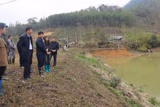 Lãnh đạo tỉnh Bắc Kạn kiểm tra tình hình tích nước một hồ chứa thủy lợi tại xã Cư Lễ, huyện Na Rì. (Ảnh: NGỌC TÚ)