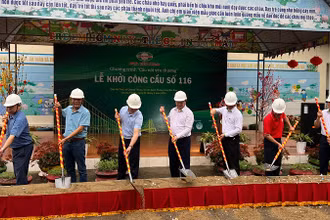Các đại biểu thực hiện nghi thức khởi công công trình. Ảnh: TUẤN SƠN