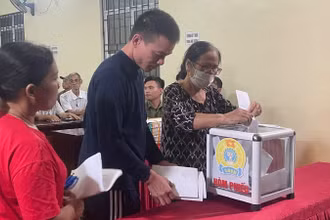 Cử tri huyện Chợ Đồn bỏ phiếu ý kiến đóng góp về đề án sắp xếp, sáp nhập, đổi tên thôn, tổ dân phố năm 2024. (Ảnh: NÔNG ĐUỔNG)
