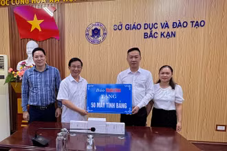 Đồng chí Vũ Hoàng Vĩnh, Chánh Văn phòng Báo Nhân Dân trao máy tính bảng cho Sở Giáo dục và Đào tạo Bắc Kạn. (Ảnh: TUẤN SƠN)