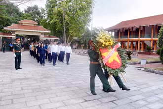 Lãnh đạo tỉnh Bắc Kạn viếng nghĩa trang liệt sĩ tỉnh. (Ảnh: QUÝ ĐÔN)