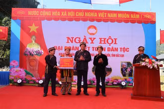 Phó Chủ tịch Quốc hội Trần Quang Phương tặng quà cho nhân dân Bản Cuôn. (Ảnh: CÔNG LUẬN).