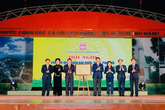 Lãnh đạo tỉnh Bắc Kạn và huyện Chợ Đồn công bố Quyết định của Thủ tướng Chính phủ phê duyệt quy hoạch. (Ảnh: NÔNG VUI)