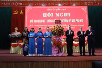 Bí thư Tỉnh ủy Bắc Kạn Hoàng Duy Chinh (thứ ba từ phải sang) tặng hoa chúc mừng Hội Liên hiệp Phụ nữ tỉnh nhân ngày Quốc tế Phụ nữ. (Ảnh: TUẤN SƠN)