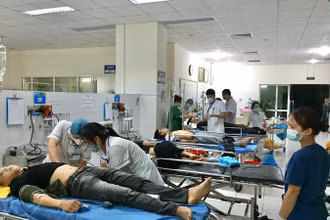 Cấp cứu các nạn nhân tại Bệnh viện đa khoa tỉnh Bắc Kạn. (Ảnh: LÝ DŨNG)