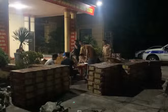 Lực lượng chức năng kiểm đếm số pháo lậu. 