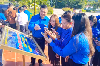 Thanh niên Bắc Kạn trải nghiệm mô hình số hóa di tích lịch sử Nà Tu, huyện Bạch Thông. (Ảnh: THU TRANG).