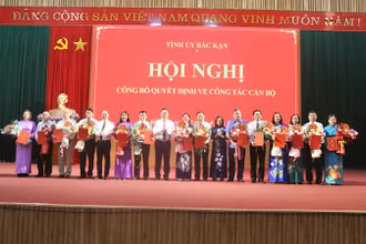 Lãnh đạo tỉnh Bắc Kạn trao quyết định, tặng hoa chúc mừng các cán bộ nhận vị trí công tác mới. (Ảnh: TUẤN SƠN). 
