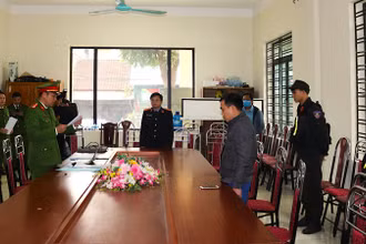 Công an tỉnh thi hành lệnh bắt tạm giam đối tượng. (Ảnh: THÙY DƯƠNG)