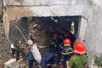 Lực lượng chức năng triển khai công tác tìm kiếm nạn nhân. (Ảnh: TUẤN SƠN)