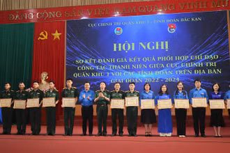 Trao bằng khen tặng các tập thể, cá nhân có thành tích xuất sắc. Ảnh: TUẤN SƠN