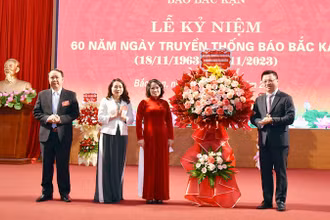 Đồng chí Lê Quốc Minh, Ủy viên Trung ương Đảng, Tổng Biên tập Báo Nhân Dân, Phó Trưởng Ban Tuyên giáo Trung ương, Chủ tịch Hội Nhà báo Việt Nam tặng hoa chúc mừng Báo Bắc Kạn. (Ảnh: QUÝ ĐÔN)