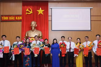 Thường trực Tỉnh ủy Bắc Kạn trao quyết định, tặng hoa chúc mừng cán bộ được luân chuyển.