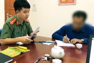 Phòng An ninh chính trị nội bộ (Công an tỉnh Bắc Kạn) làm việc với chủ tài khoản Facebook bình luận sai sự thật trên mạng xã hội.
