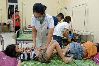 Khám, điều trị cho trẻ bị mắc triệu chứng tại cơ sở y tế. (Ảnh: CHIẾN HOÀNG)