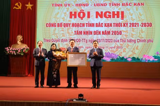 Phó Thủ tướng Chính phủ Trần Hồng Hà trao quyết định phê duyệt Quy hoạch tỉnh cho lãnh đạo tỉnh Bắc Kạn. (Ảnh: CÔNG LUẬN)