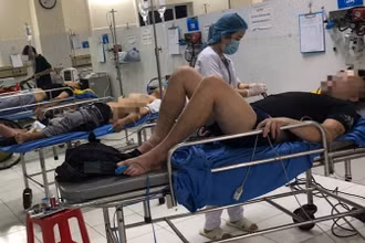 Các bệnh nhân được chăm sóc tại Bệnh viện đa khoa Bắc Kạn. (Ảnh: CÔNG LUẬN)