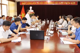 Lãnh đạo tỉnh Bắc Kạn giới thiệu về tiềm năng đầu tư sân golf với các doanh nghiệp Hàn Quốc. (Ảnh: QUÝ ĐÔN).