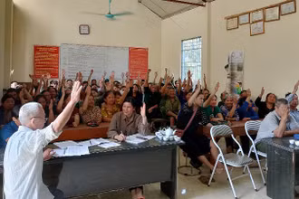 Cử tri xã Yên Phong, huyện Chợ Đồn, biểu quyết nhất trí cao với dự thảo hai đề án. (Ảnh: NÔNG VUI)