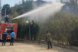 Cảnh sát phòng cháy, chữa cháy và cứu hộ, cứu nạn tỉnh Bắc Kạn dập đám cháy rừng tại tổ 1A, phường Đức Xuân, thành phố Bắc Kạn. (Ảnh: NHUNG HÀ)